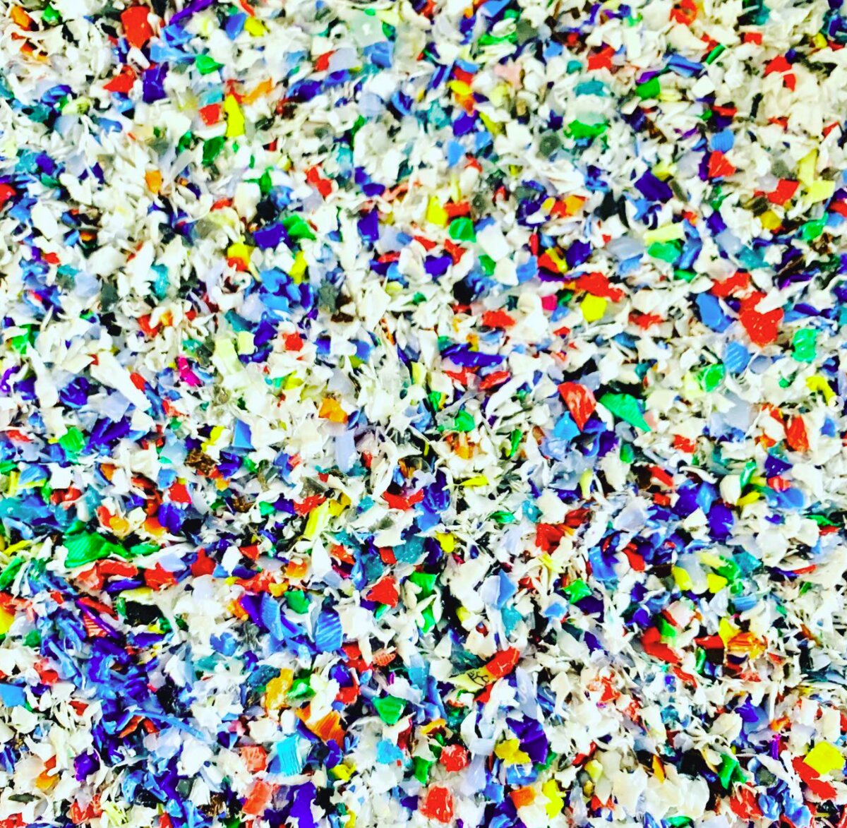 Shredded recycled plastic flakes, mixed colours